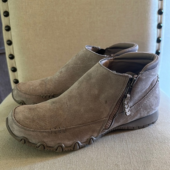 Skechers Women’s Relaxed Fit Suede Side Zip Bikers Ankle Boots Taupe Size 8.5 - Picture 1 of 12
